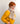 Modell präsentiert den eleganten beigen Kaschmir-Schal von pamamor.Klassische Eleganz: Der beige Kaschmir-Schal von pamamor, ein zeitloses Accessoire für einen raffinierten Look